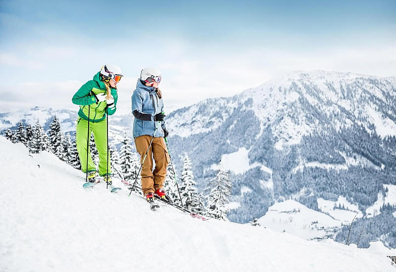 1_skifahreringeniesstdieaussichtaufdiehohesalvebrixentalmirjageh.jpg