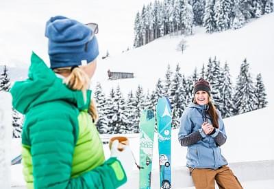 skifahrerinnentrinkenteeinbrixenimthalemirjageh.jpg