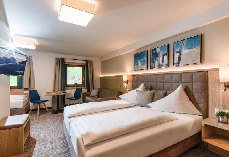 Fuenfbettzimmer-mit-Schlafcouch-und-Einzelbett Fuenfbettzimmer-mit-Schlafcouch-und-Einzelbett