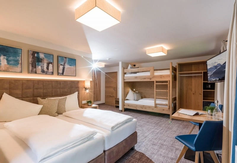Vierbettzimmer-Berg-Glueck-mit-2-Stockbetten Vierbettzimmer-Berg-Glueck-mit-2-Stockbetten