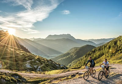 mounainbikerkitzbueheleralpenlacknerhelmuttvbpillerseetal.jpg