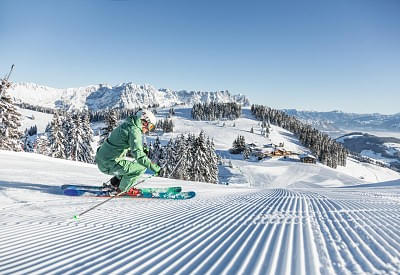 skifahrerinvorderhohensalveskiweltwilderkaiserbrixentalmirjageh.jpg